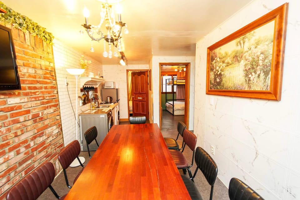 TV and multimedia, Kitchen or kitchenette, Living room, Seating area, Dining area