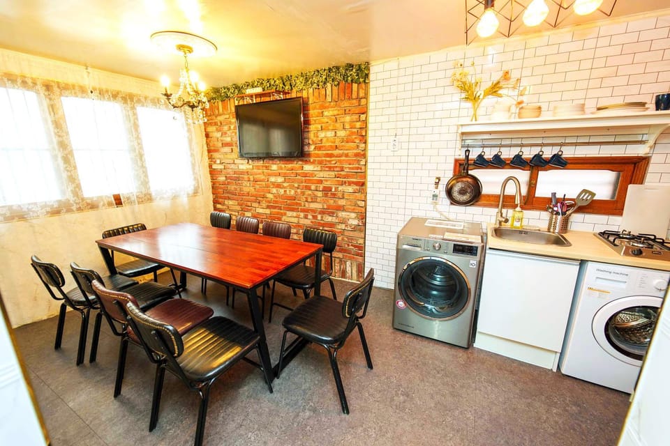TV and multimedia, Kitchen or kitchenette, Living room, Seating area, Dining area, stove, washing machine, dryer