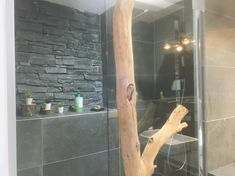 Shower, Decorative detail