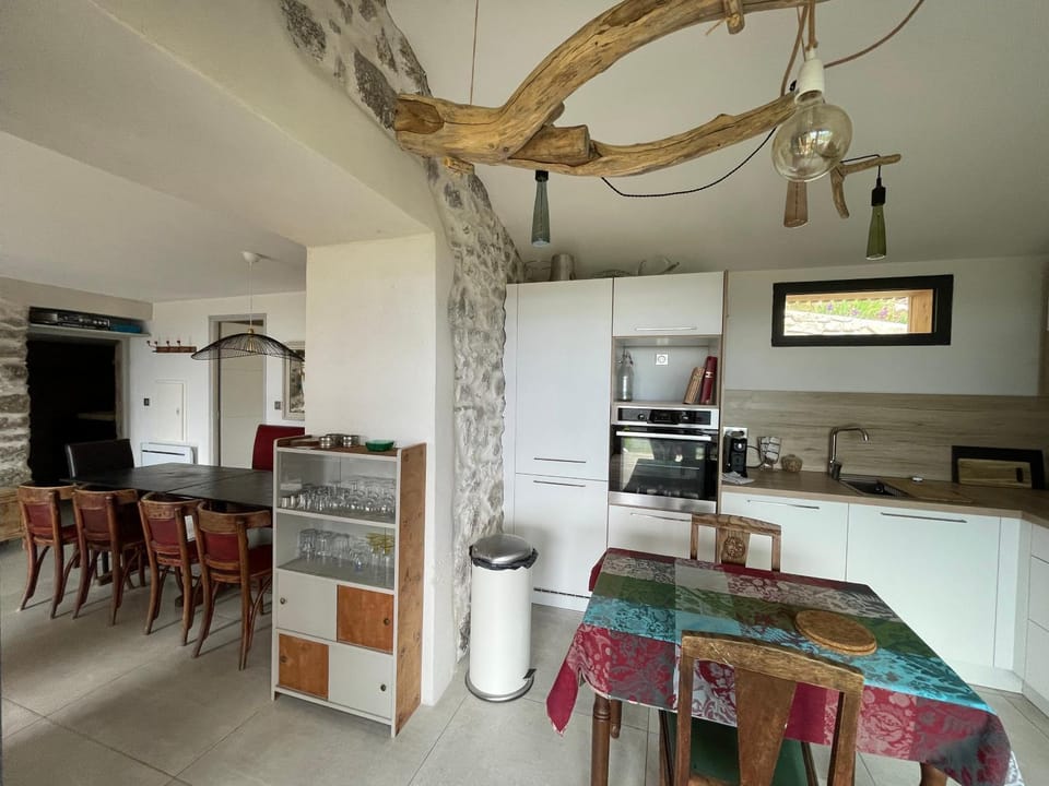 Coffee/tea facilities, Kitchen or kitchenette, Dining area, Swimming pool, dishwasher, pet friendly, toaster