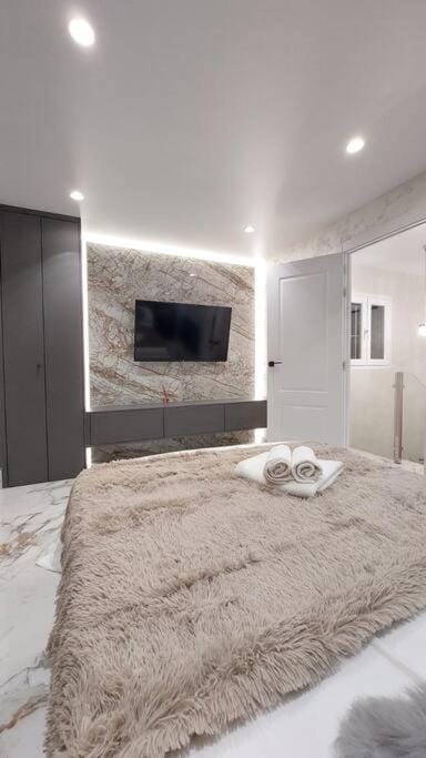 Bed, Bedroom, towels