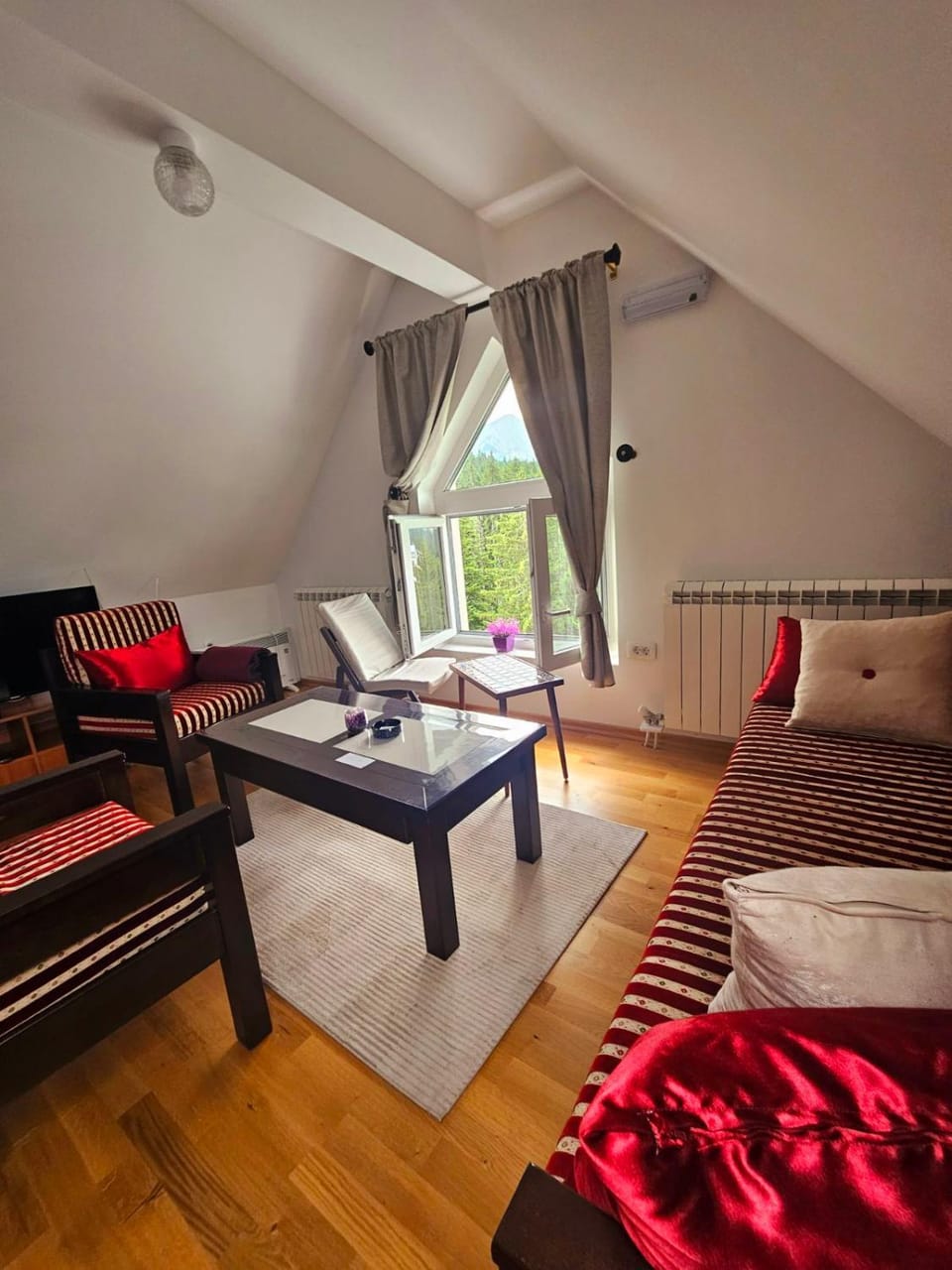 Bed, Living room, Photo of the whole room, Seating area, Bedroom