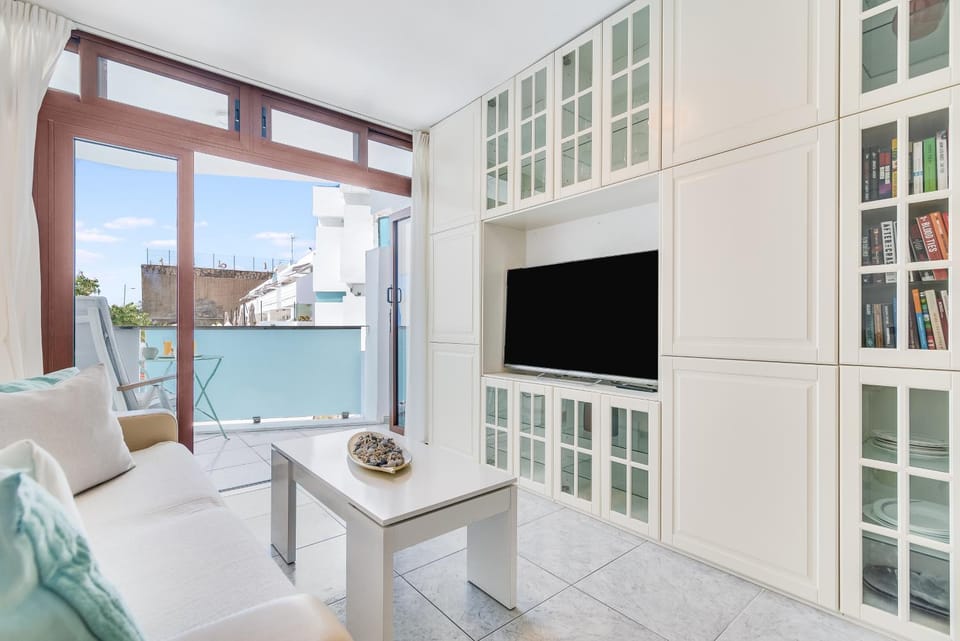 Communal lounge/ TV room, Library, TV and multimedia, Living room, Seating area