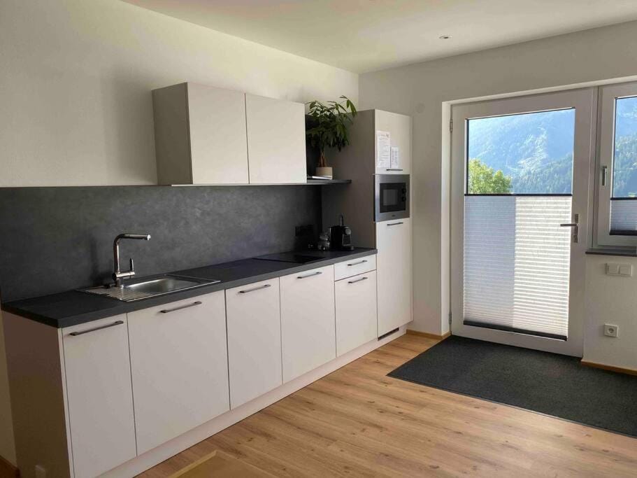 Kitchen or kitchenette, minibar, stove