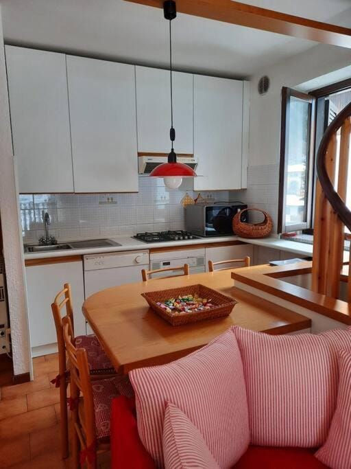 Kitchen or kitchenette, Dining area, minibar