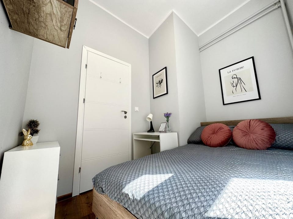 Bed, Photo of the whole room, wardrobe