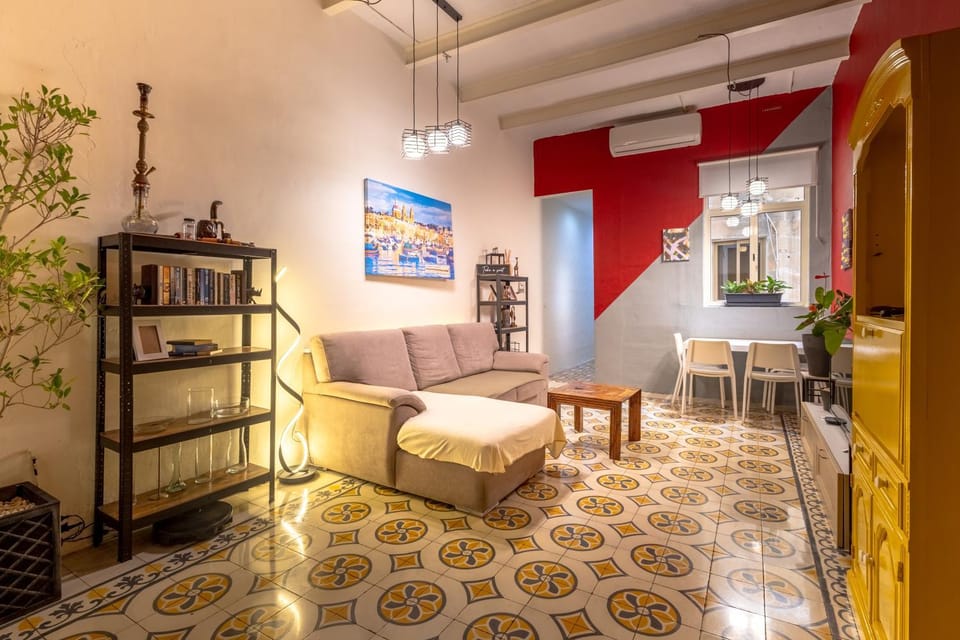 Quiet ensuite budget twin room Bed and Breakfast in Sliema