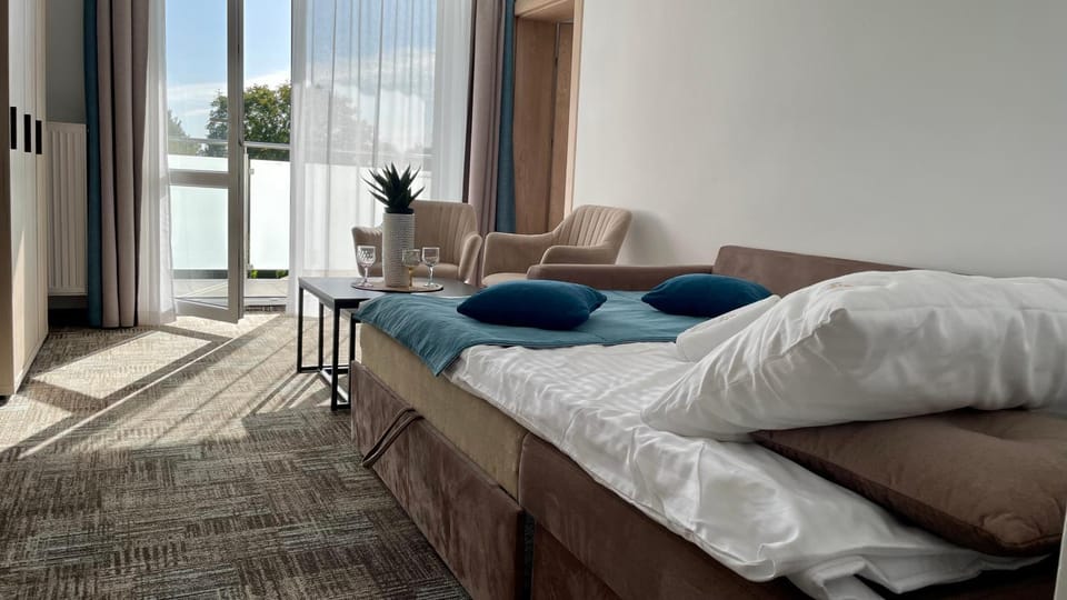 Bed, Living room, Photo of the whole room, Seating area, Bedroom