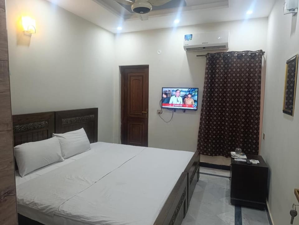 7-Bedroom Vacation Home in Johar Town House in Lahore