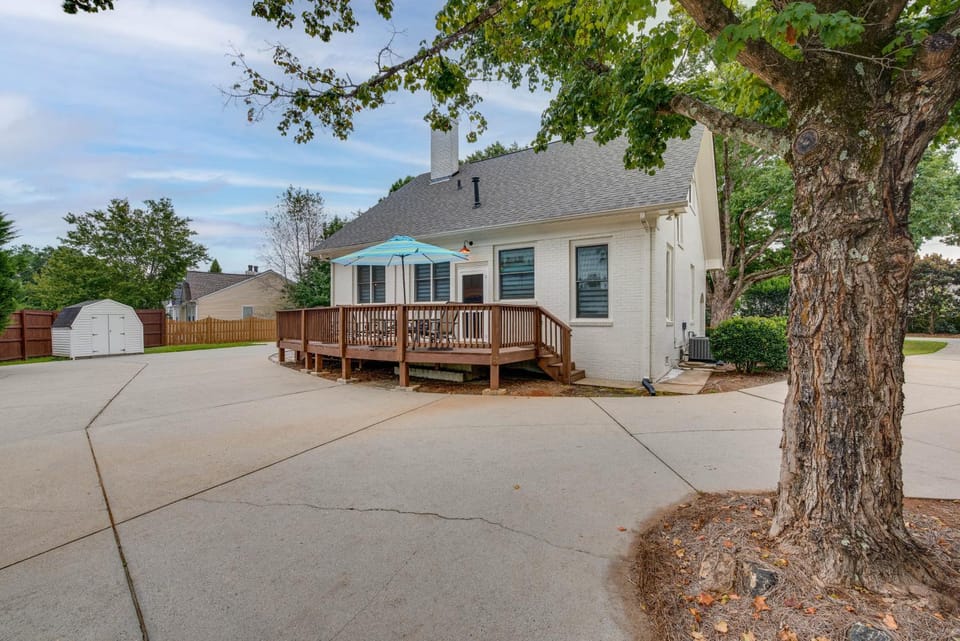 Welcoming Norcross Cottage w/ Deck + Shared Grill! Apartment in Norcross
