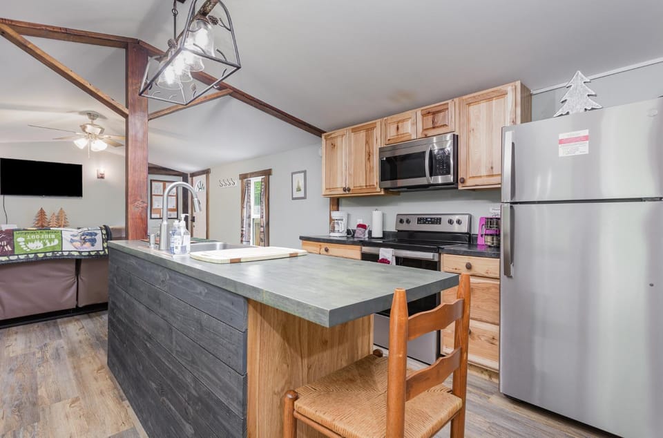 TV and multimedia, Kitchen or kitchenette, microwave, oven, stove, stove, kitchen, kitchen