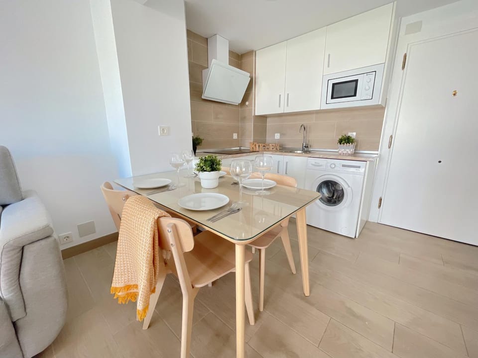 Kitchen or kitchenette, Dining area