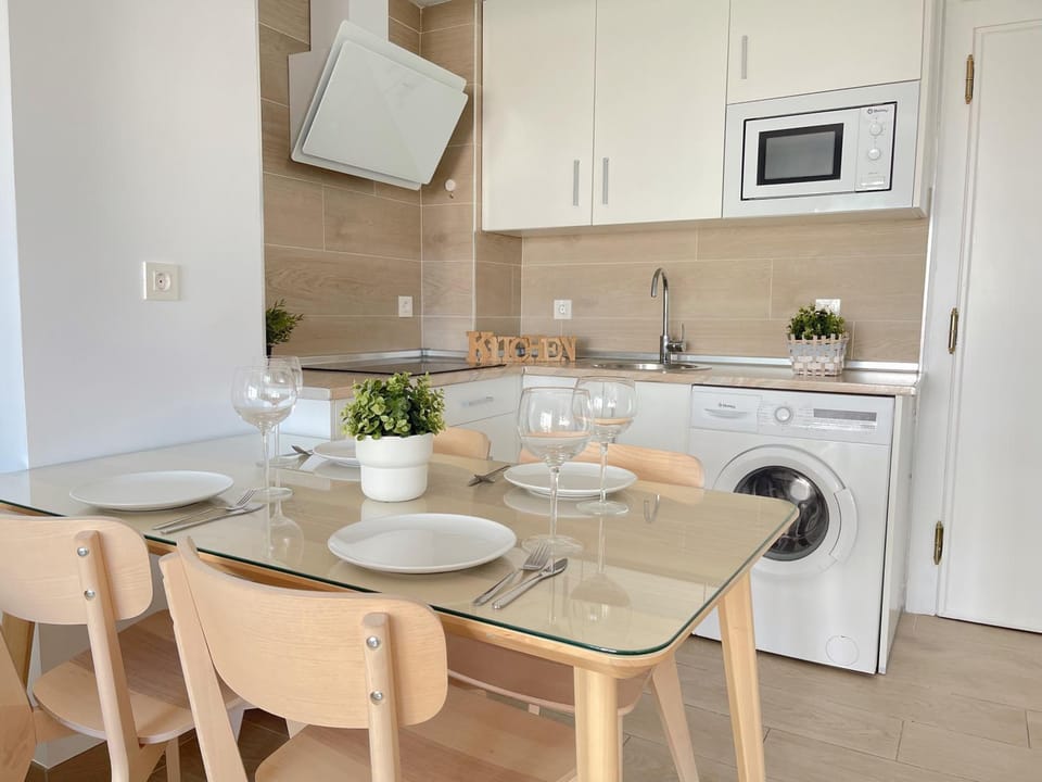 Kitchen or kitchenette, Dining area, minibar, washing machine