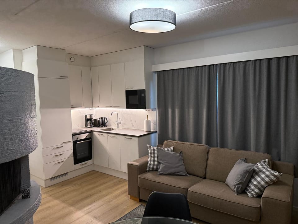 Coffee/tea facilities, Kitchen or kitchenette, Seating area, oven, stove, toaster