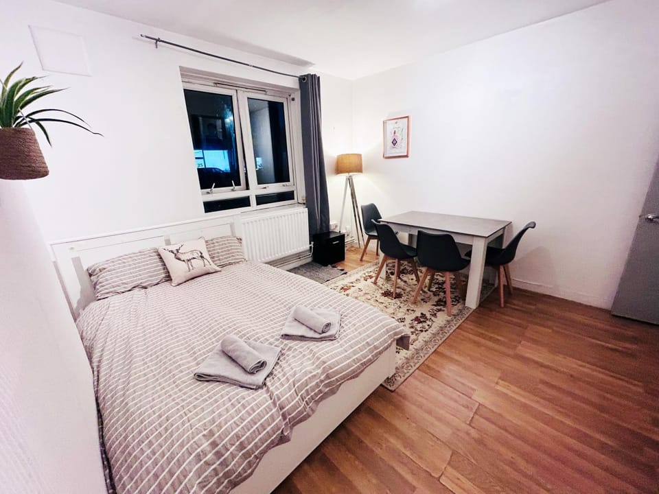 Bed, Living room, Photo of the whole room, Seating area, Dining area, Bedroom, towels