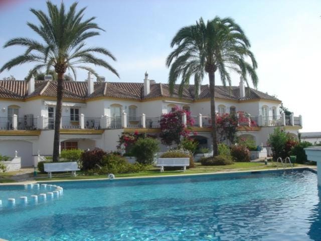 Property building, Spring, Day, Garden, Pool view