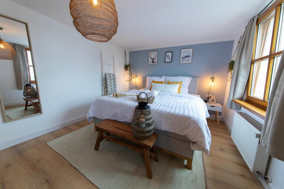 Bed, Bedroom, towels