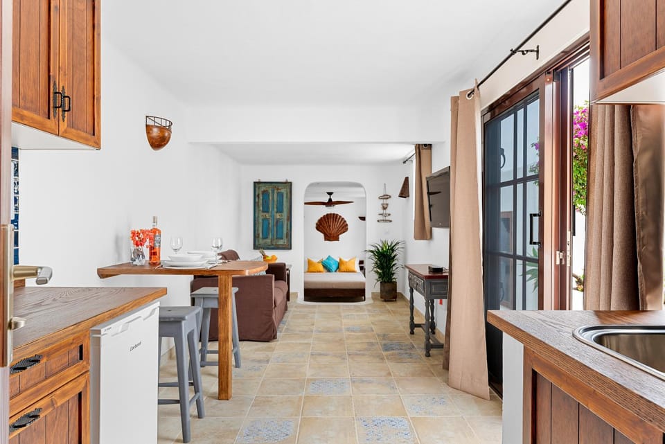 Kitchen or kitchenette, Seating area, Dining area