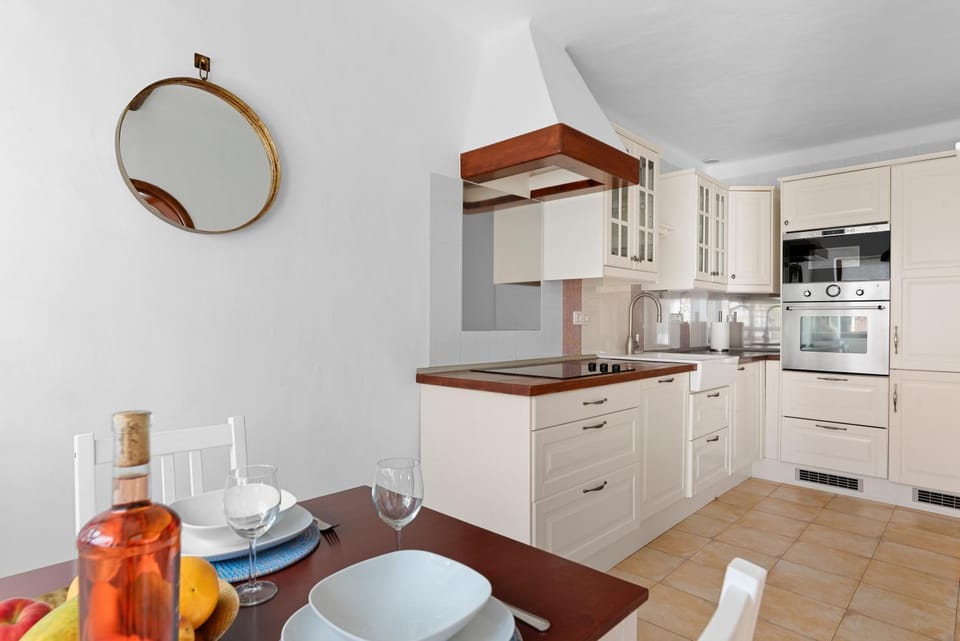 Kitchen or kitchenette, Dining area, dishwasher, minibar, pet friendly, stove
