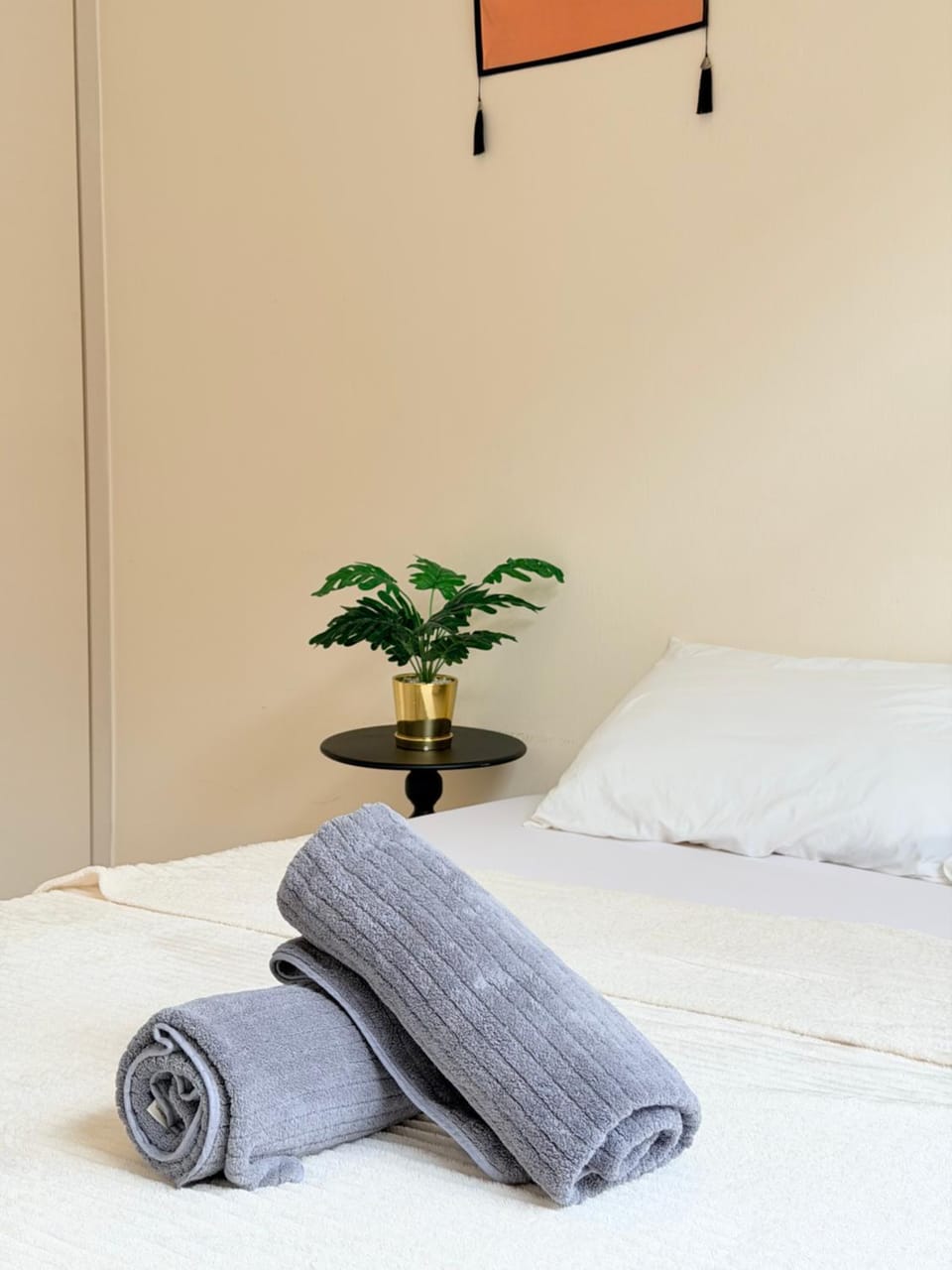 Bed, Bedroom, towels