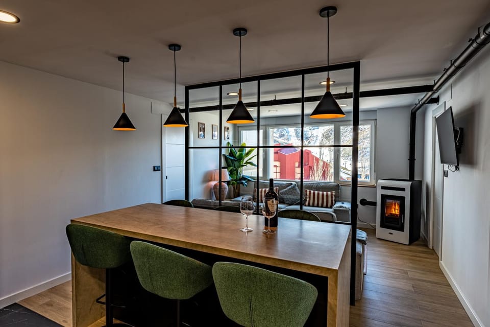TV and multimedia, Living room, Seating area, Dining area, flat iron