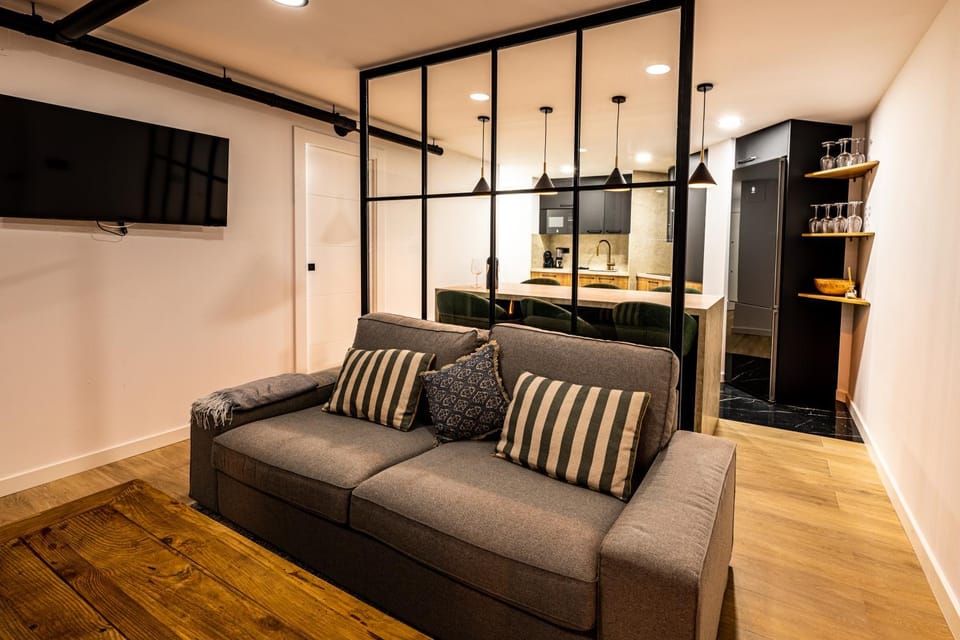 TV and multimedia, Kitchen or kitchenette, Living room, Seating area