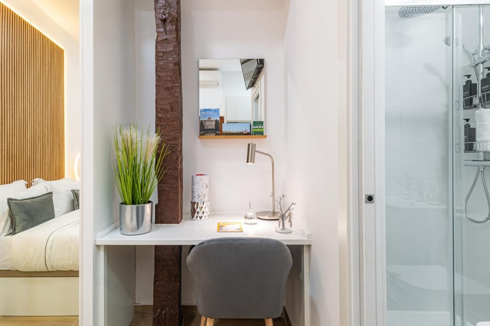 Sleep, Shower and coffee near Madrid's Gran Via Apartment in Centro