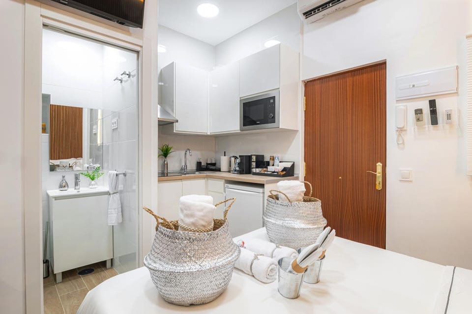 Sleep, Shower and coffee near Madrid's Gran Via Apartment in Centro