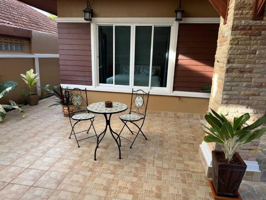 Day, Seating area