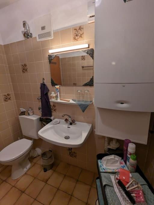 Toilet, Bathroom, towels