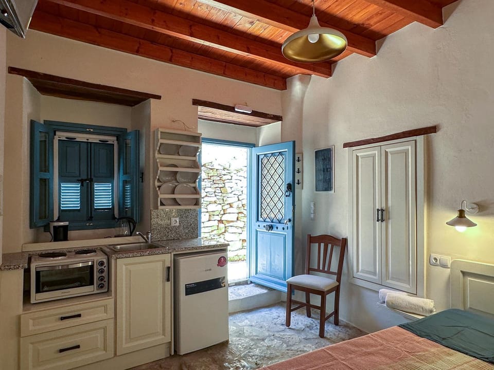 Bed, Kitchen or kitchenette