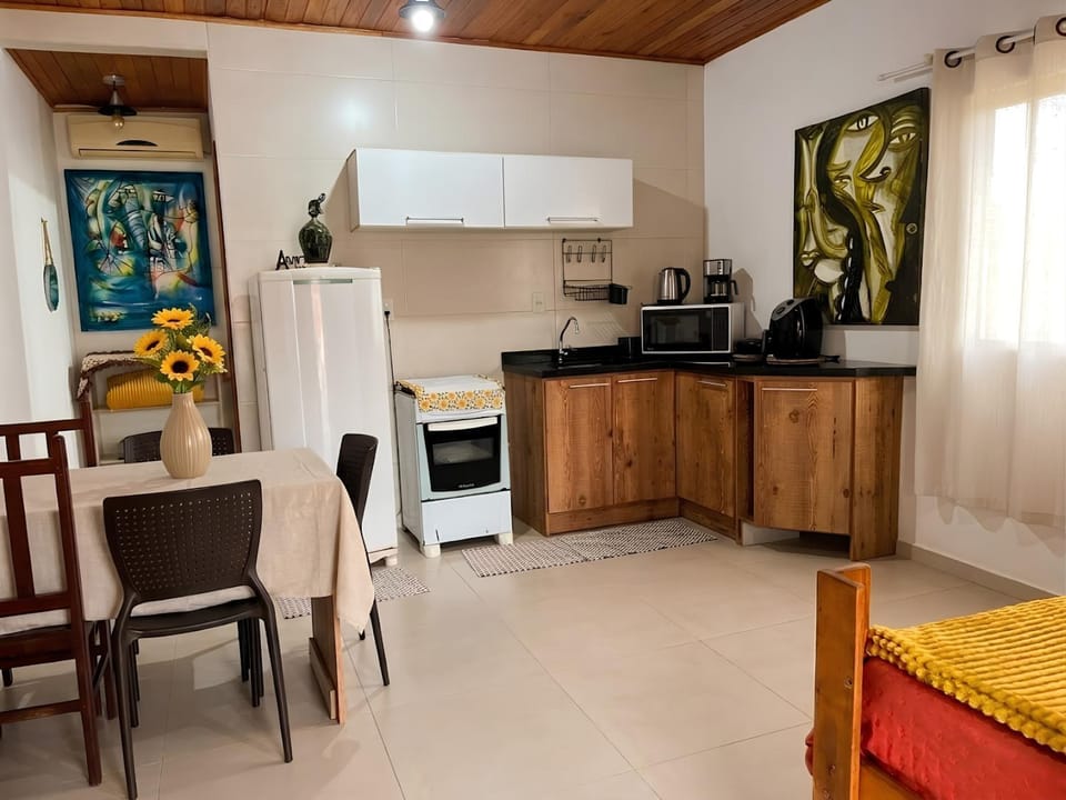 Kitchen or kitchenette, Dining area, oven
