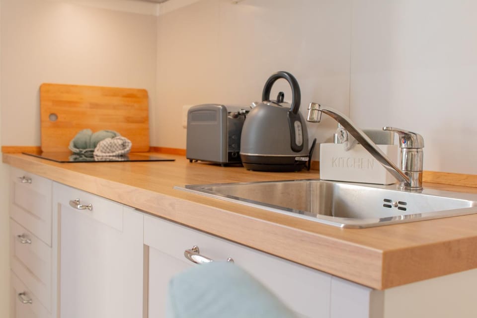 Coffee/tea facilities, Kitchen or kitchenette, stove