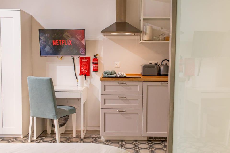 TV and multimedia, Coffee/tea facilities, Kitchen or kitchenette, stove
