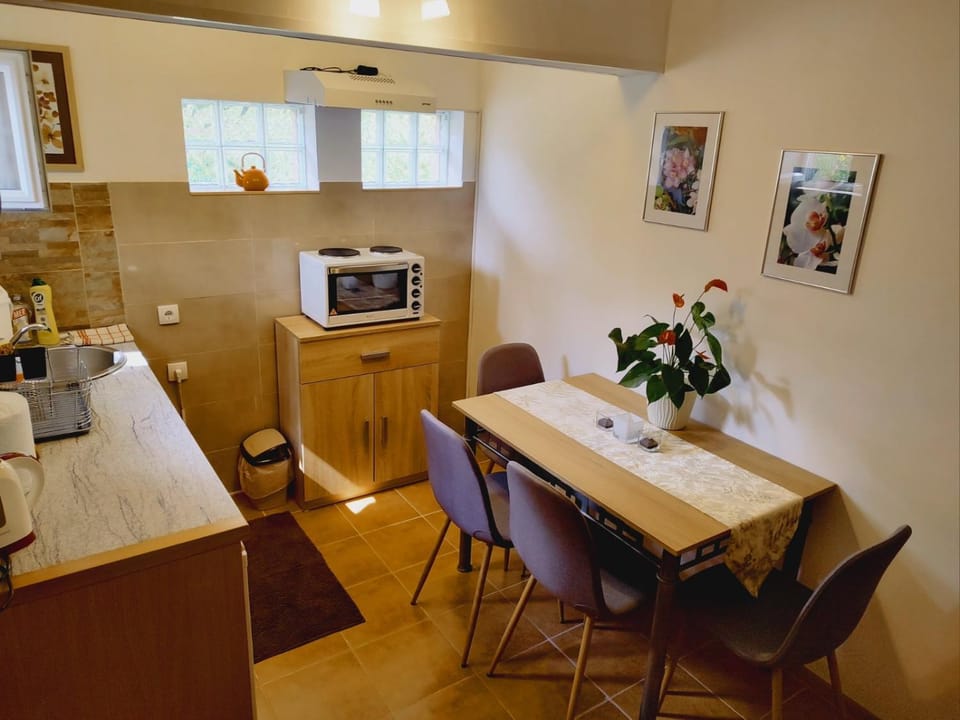 Kitchen or kitchenette, Dining area, pet friendly, toaster