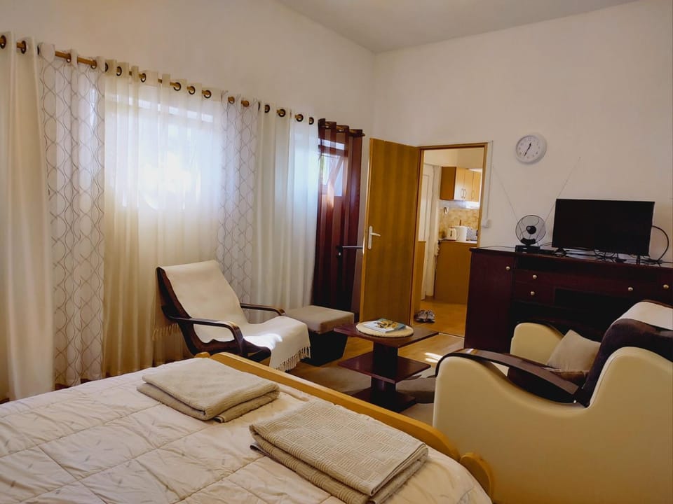 Bed, TV and multimedia, Living room, Photo of the whole room, Seating area, Bedroom, hair dresser, locker