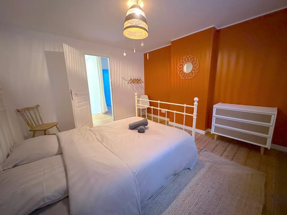 Bed, Photo of the whole room, Bedroom, wardrobe