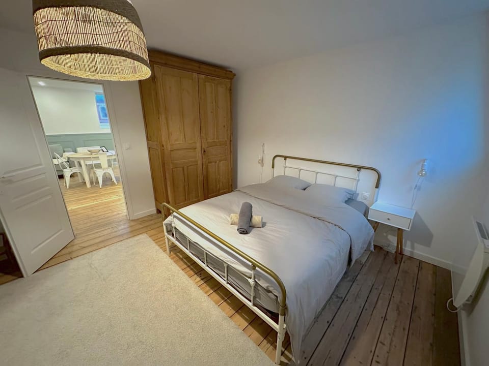 Bed, Photo of the whole room, Bedroom, wardrobe