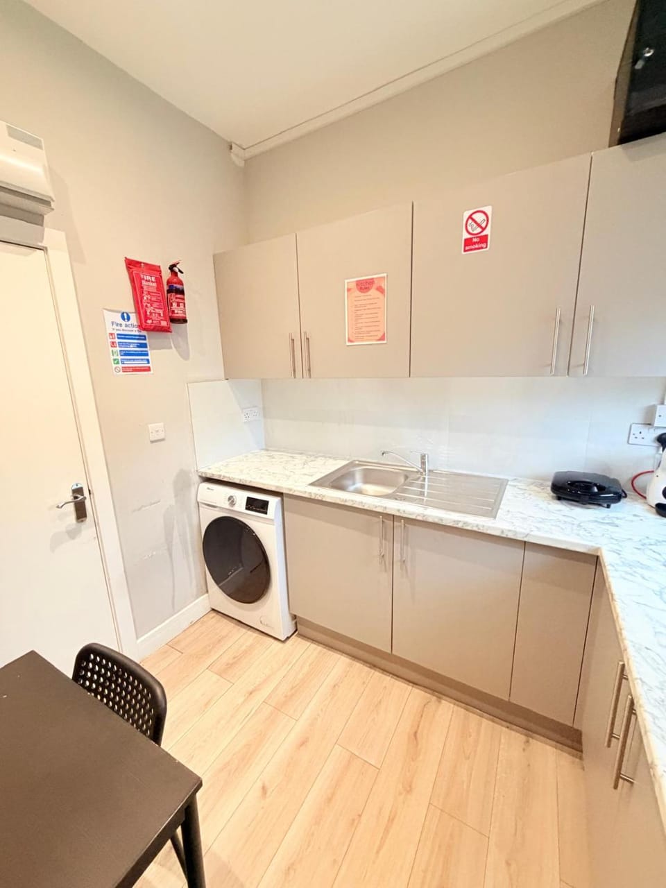 Kitchen or kitchenette, washing machine