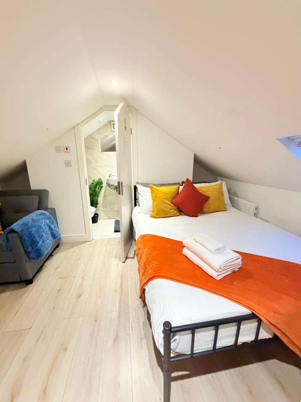Bed, Photo of the whole room, Bedroom, towels