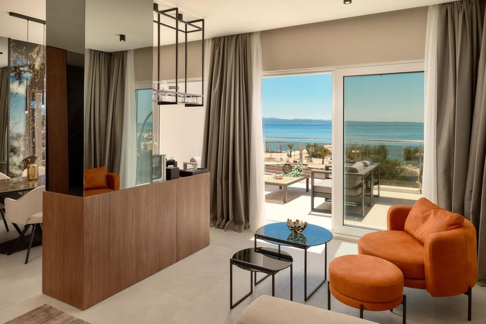 View (from property/room), Living room, Seating area, Dining area