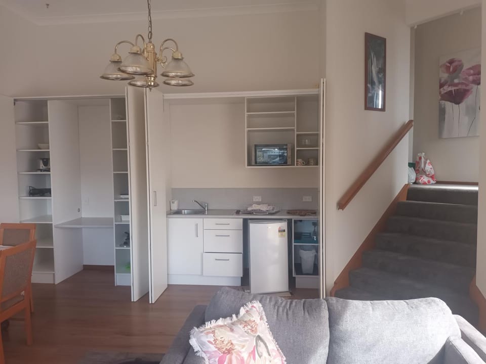 Kitchen or kitchenette, Living room, minibar