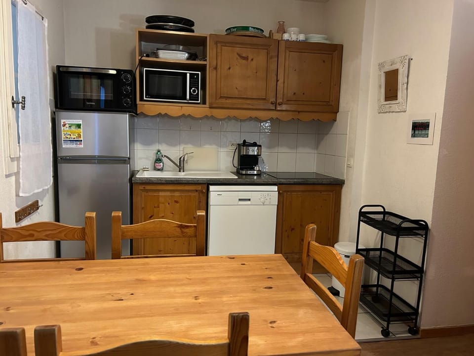 Kitchen or kitchenette, Dining area, dishwasher, minibar, pet friendly, stove