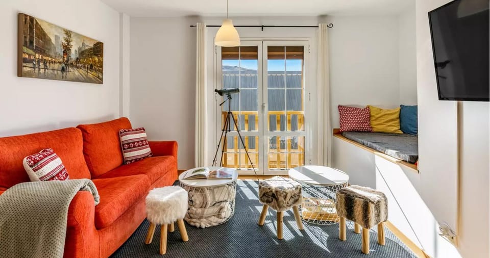 Communal lounge/ TV room, Off site, Living room, Landmark view, Mountain view, Quiet street view, internet