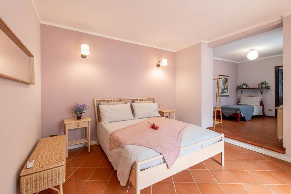 Bed, Photo of the whole room, towels