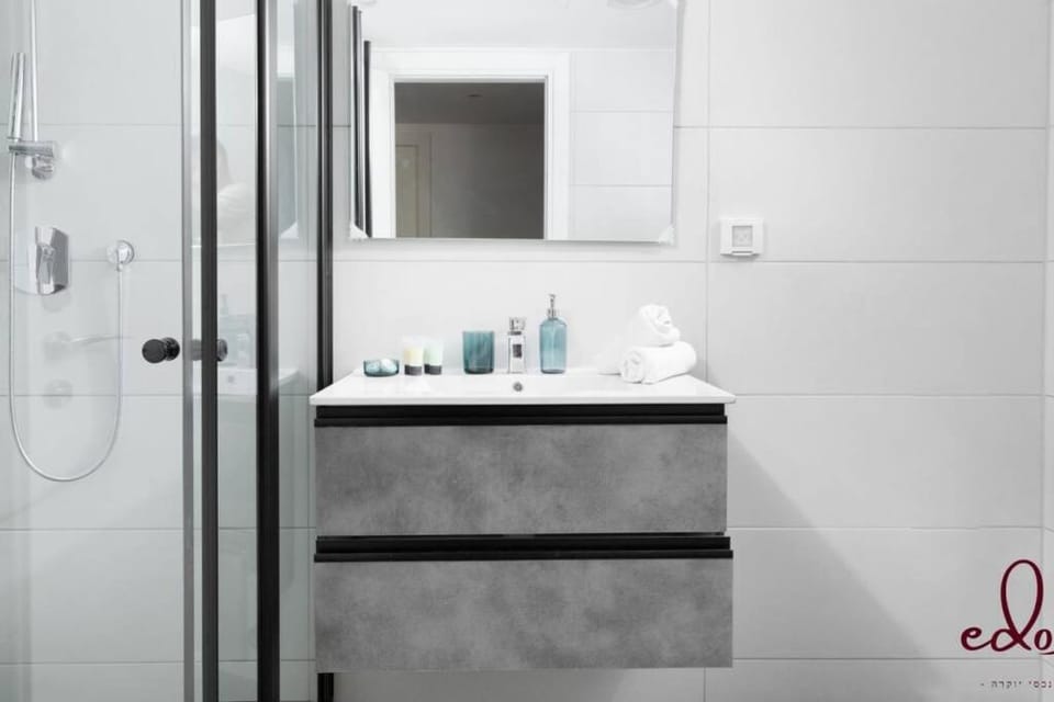 Shower, Bathroom, towels