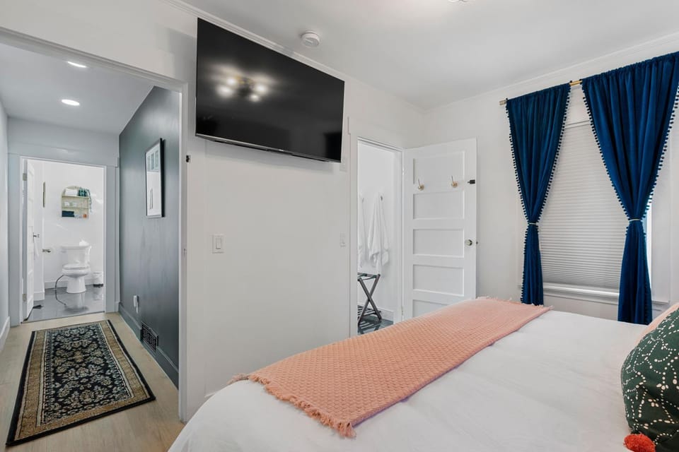 Bed, TV and multimedia, Bedroom