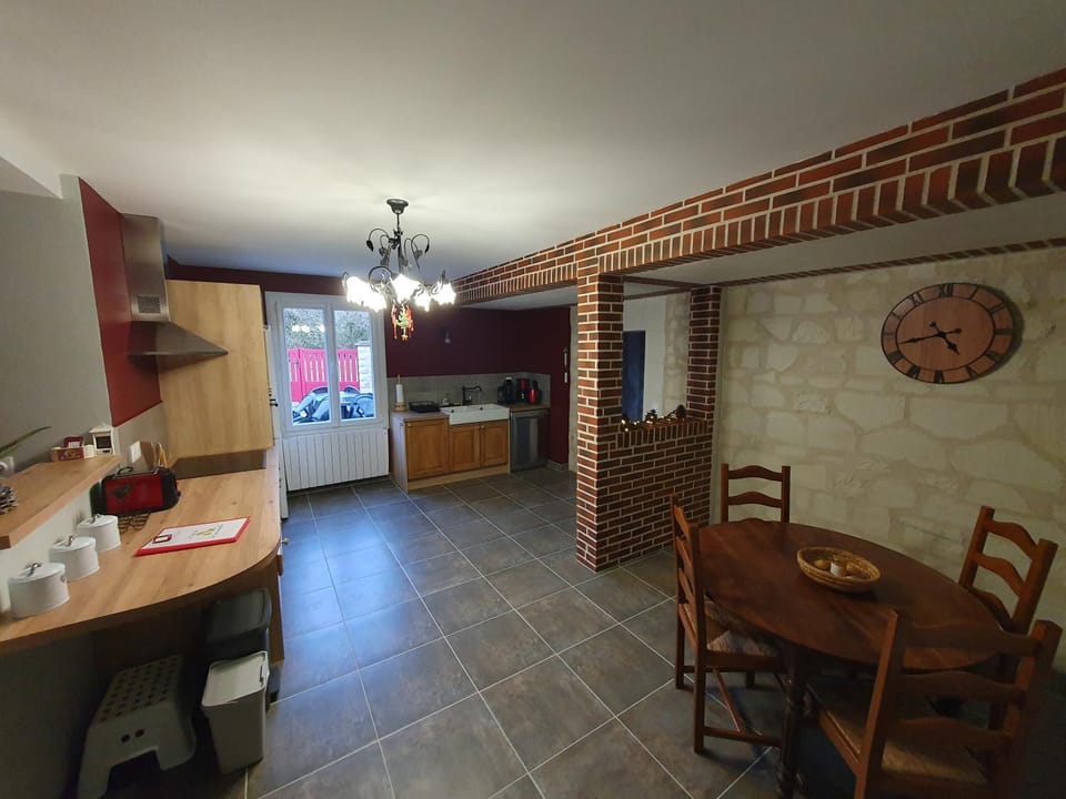 Kitchen or kitchenette, Dining area, minibar, pet friendly, stove