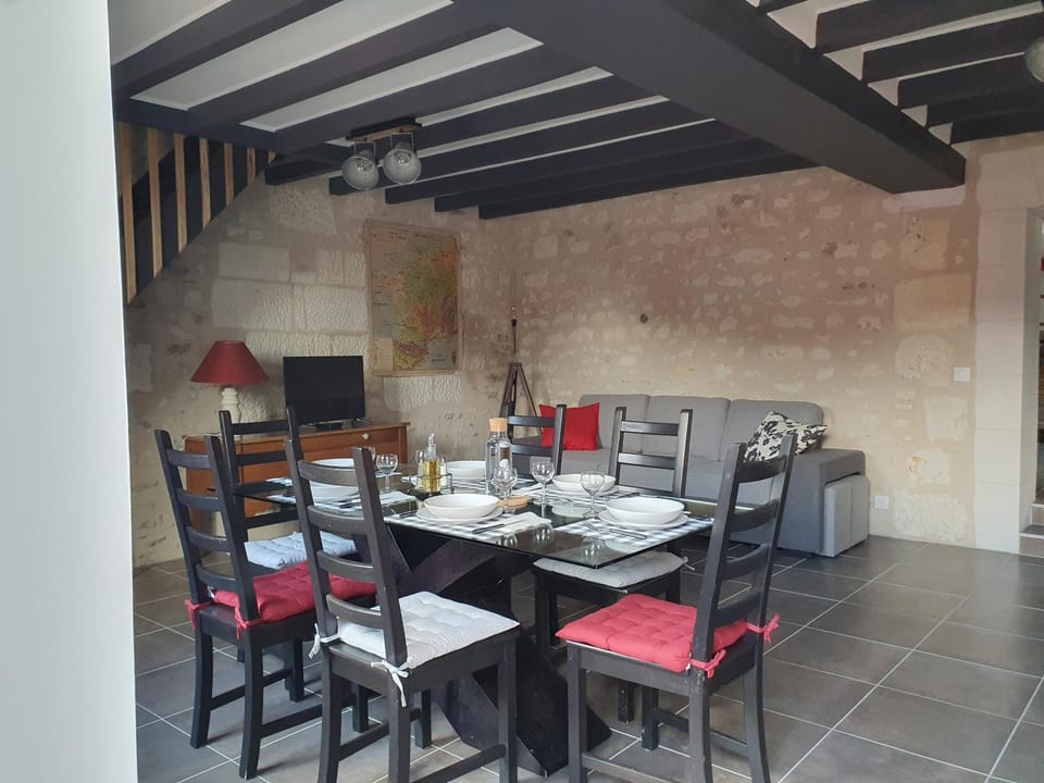 TV and multimedia, Living room, Seating area, Dining area