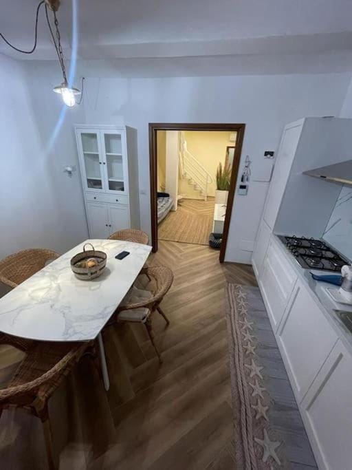 Kitchen or kitchenette, Dining area, pet friendly, stove